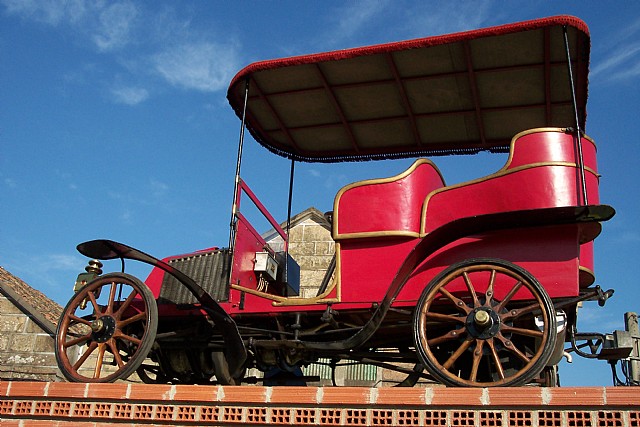 Foto Feira 2008. Primeiro autom&oacute;bil a gasolina que circulou por Galicia con placa PO-02
