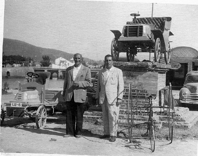 Monumento Coche antigo